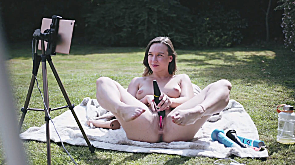 Yourgymgirl nuda in un parco pubblico che si masturba con il suo vibratore